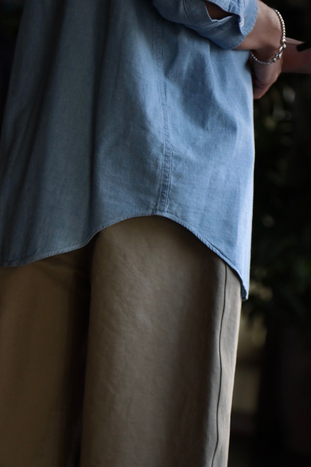A.PRESSE 23SS Washed Chambray Shirtスタイル