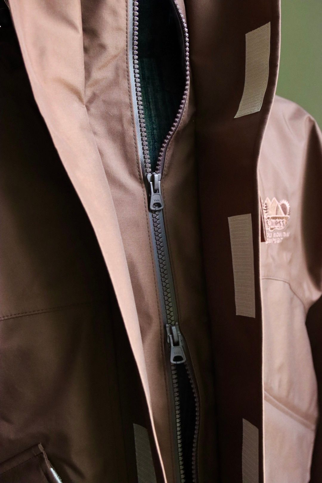 イズネス23AW NINJA HOODIE SHELL JACKET(1005AWJK02)BROWN