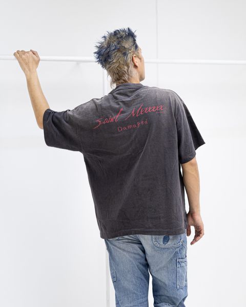 ©SAINT Mxxxxxx DAMEGED SS TEE MARKスタイル！