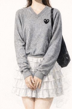 プレイコムデギャルソン  V-NECK SWEATER (LIGHT GRAY/BLACK HEART)☆新作発売！