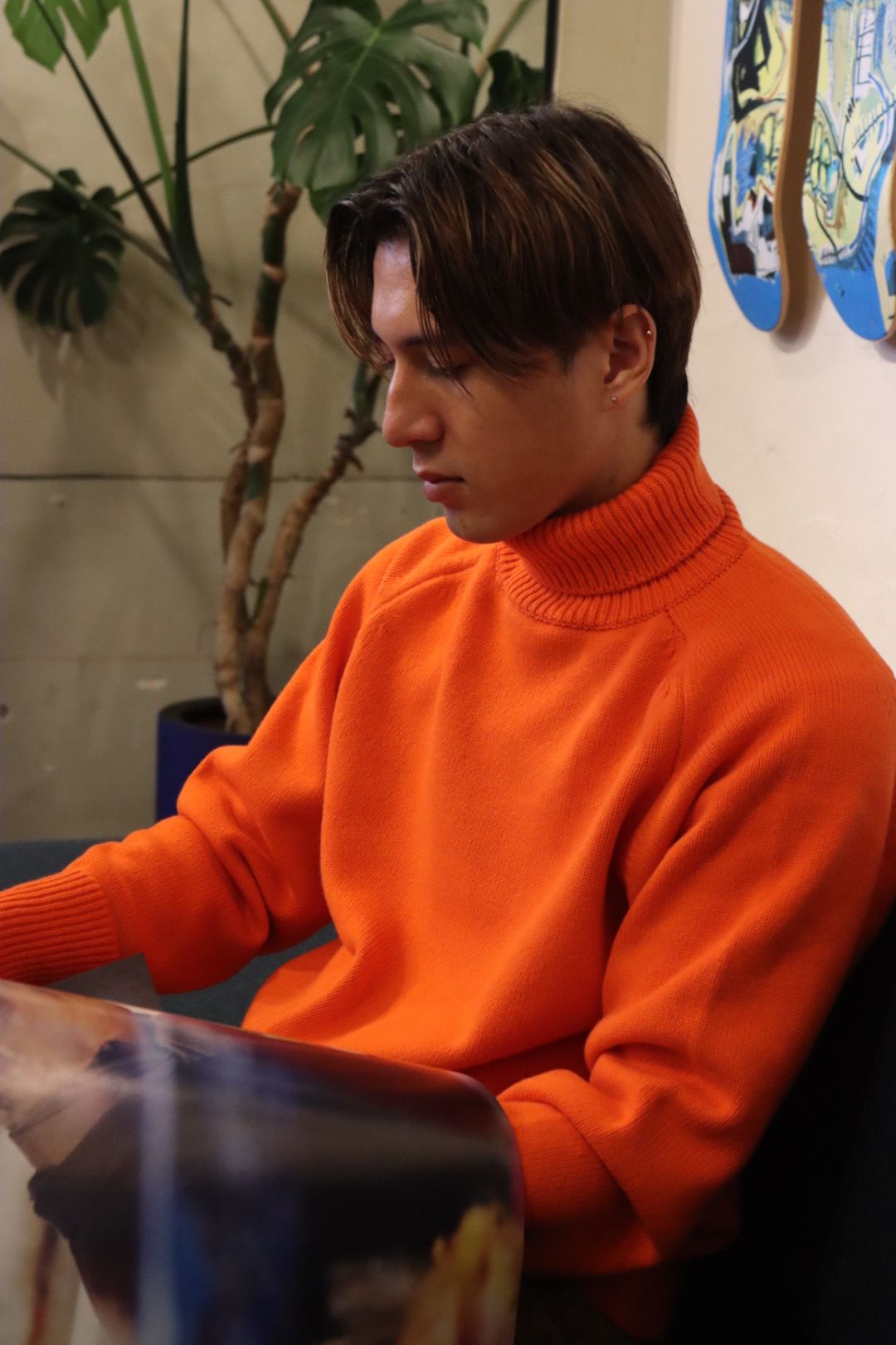 A.PRESSE Turtleneck Sweater"ORANGE"スタイル