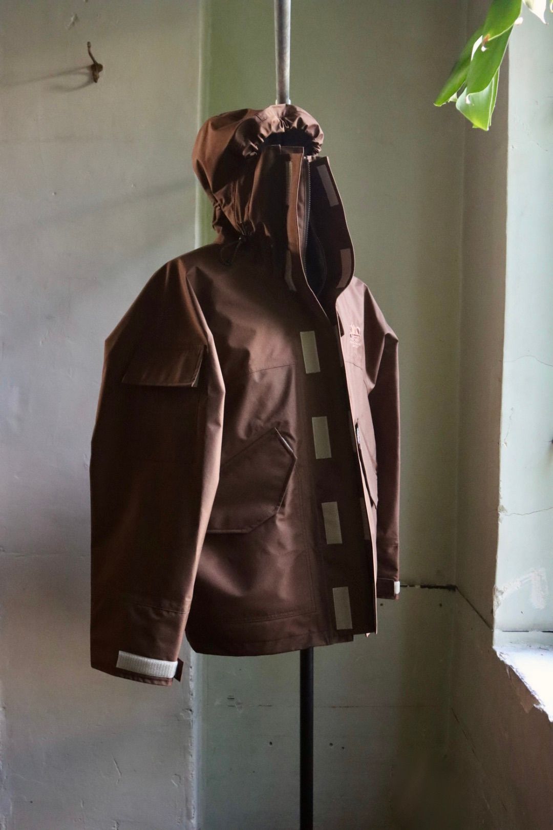 イズネス23AW NINJA HOODIE SHELL JACKET(1005AWJK02)BROWN