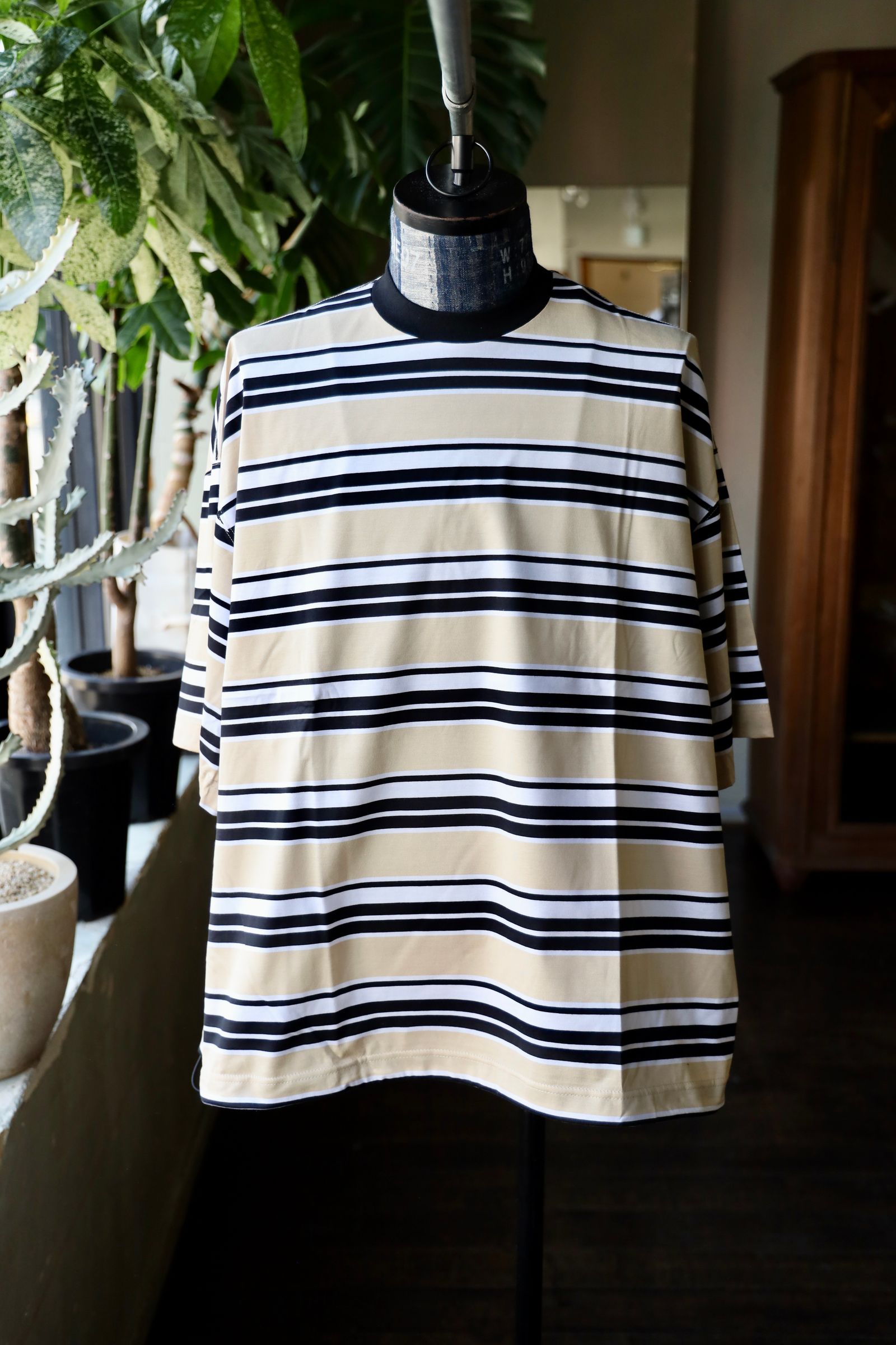 イズネス25SS BALLOON BORDER T-SHIRT(25SS_04_31SSSH05-2)BEIGE×WHITE×BLACK