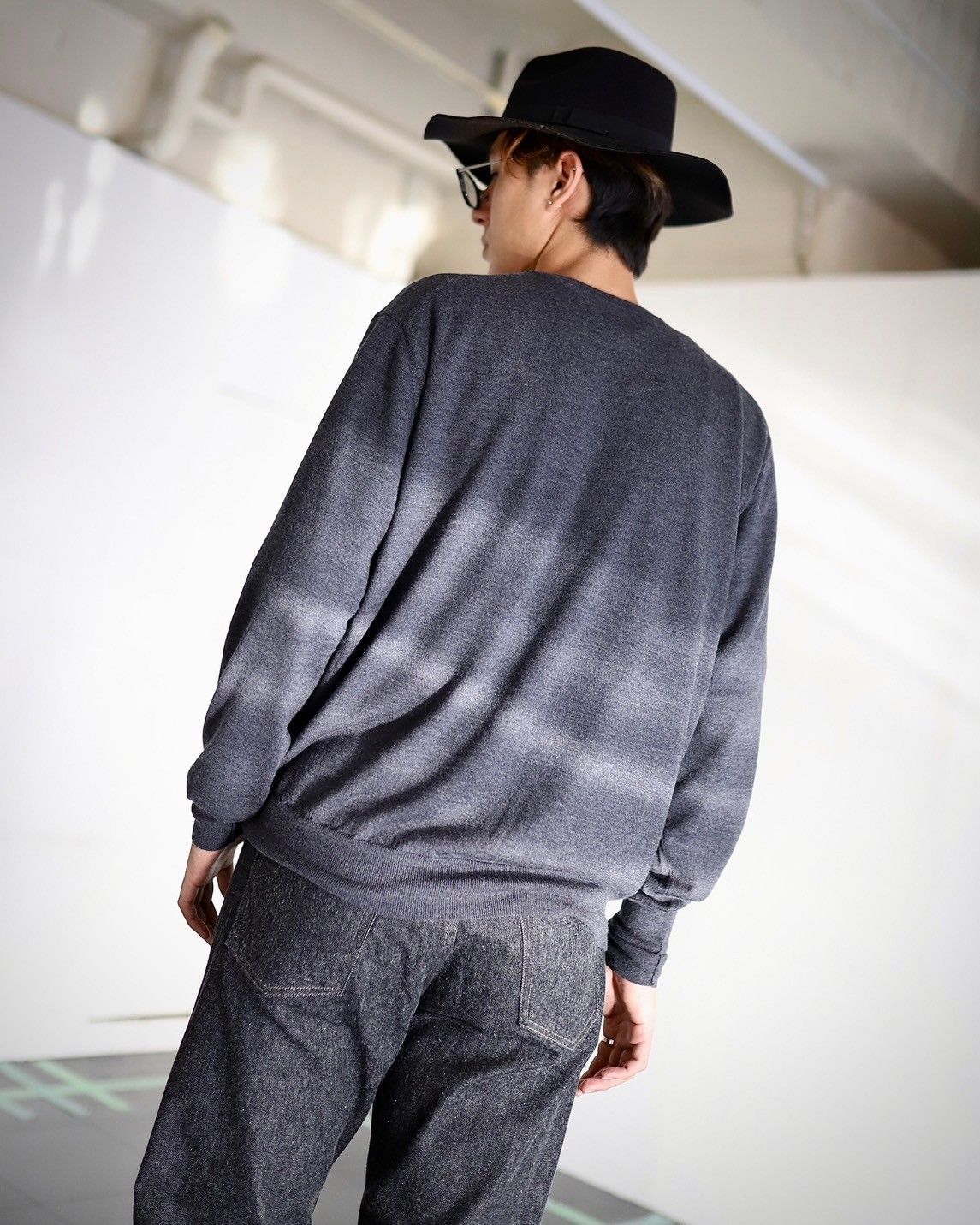 A.PRESSE 24SS Cashmere High Gauge Crew Neck Sweater"CHARCOAL"スタイル