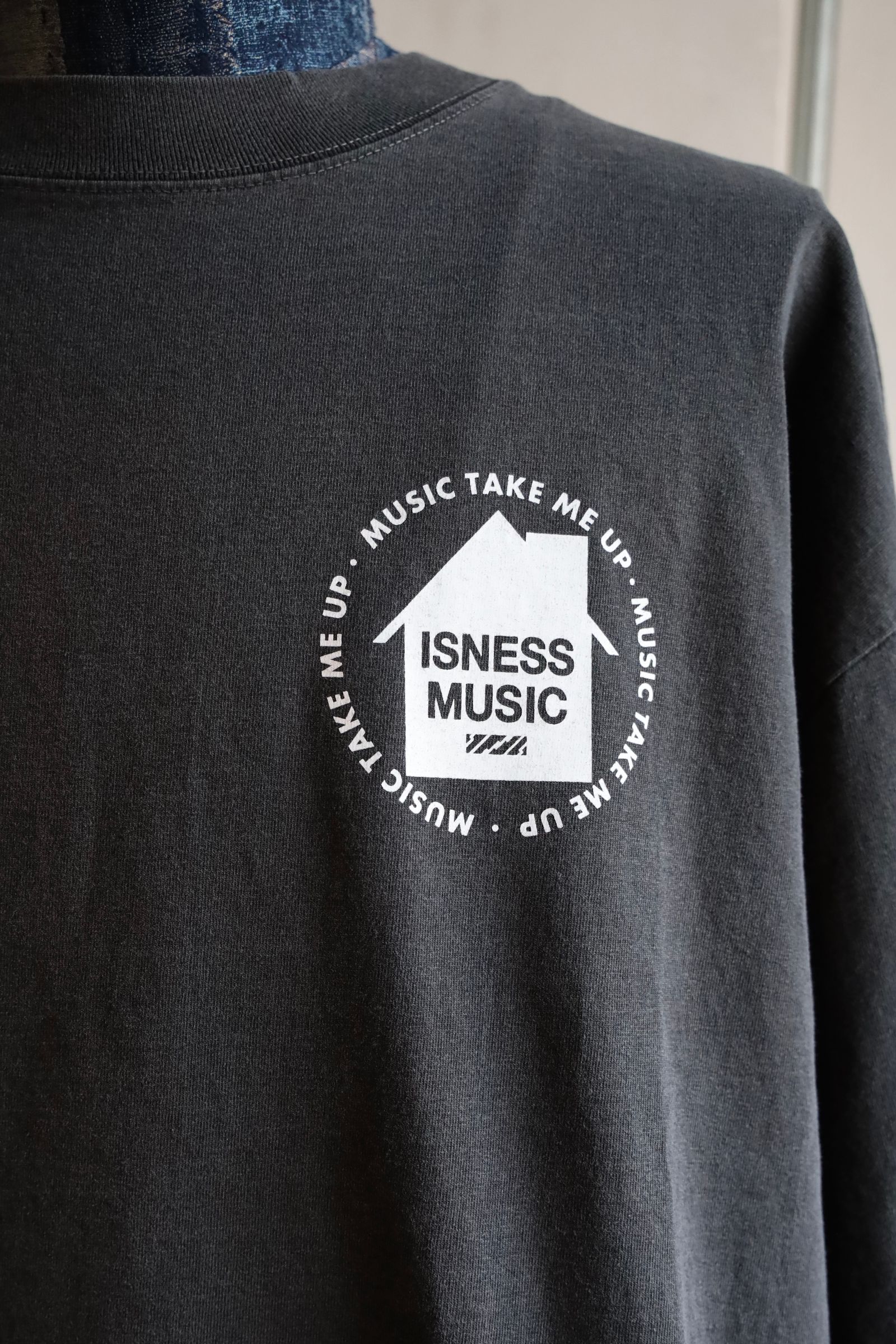 イズネスミュージック 25SS HOUSE MUSIC WILL NEVER DIE T-SHIRT(IMP5_02_H.M.N.DT01)SUMI(CHARCOAL)