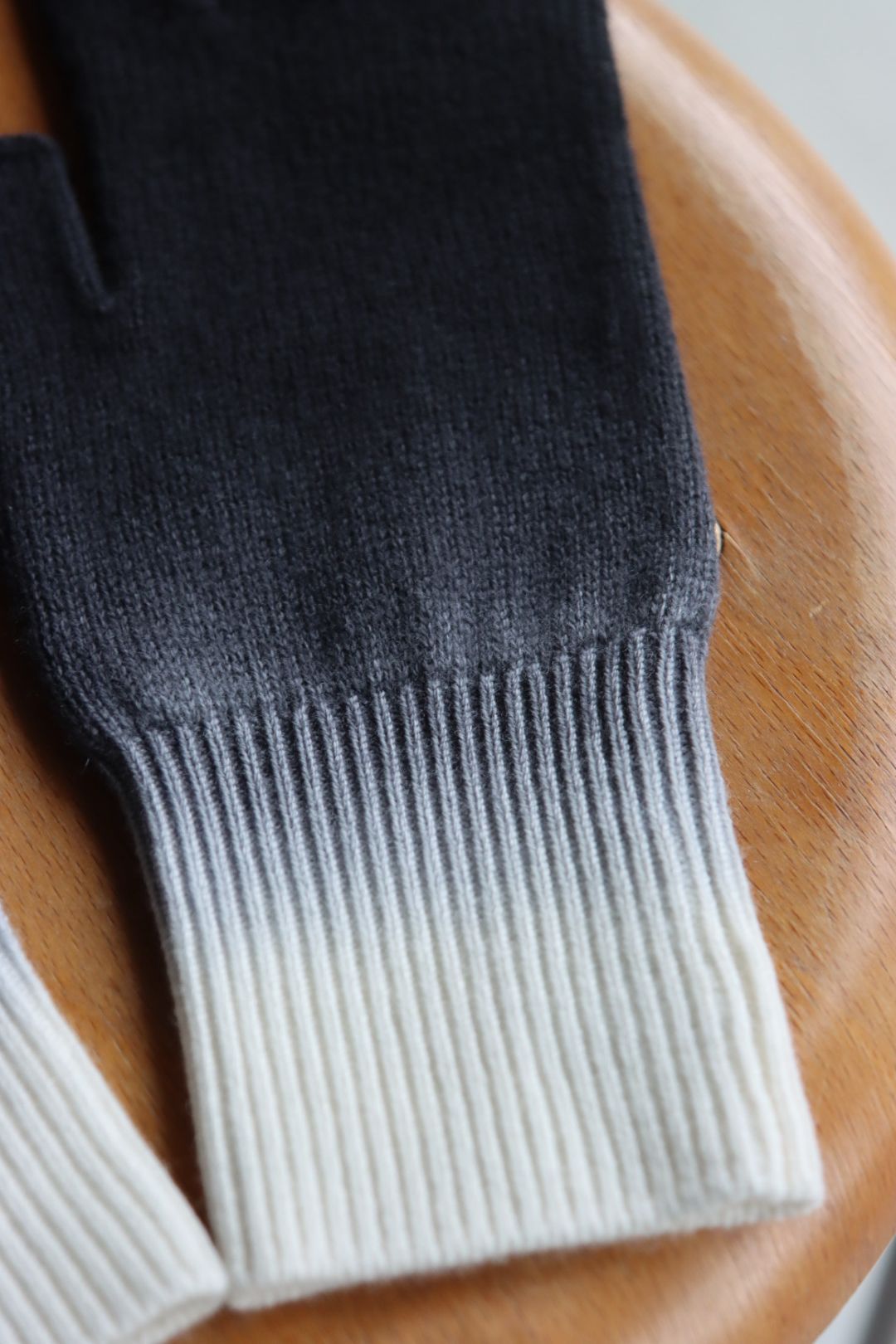 グラフペーパー 25AW Gradient Dyed Wool Knit Fingerless Gloves(GU253-90493)BLACK☆9月27日(土)発売！
