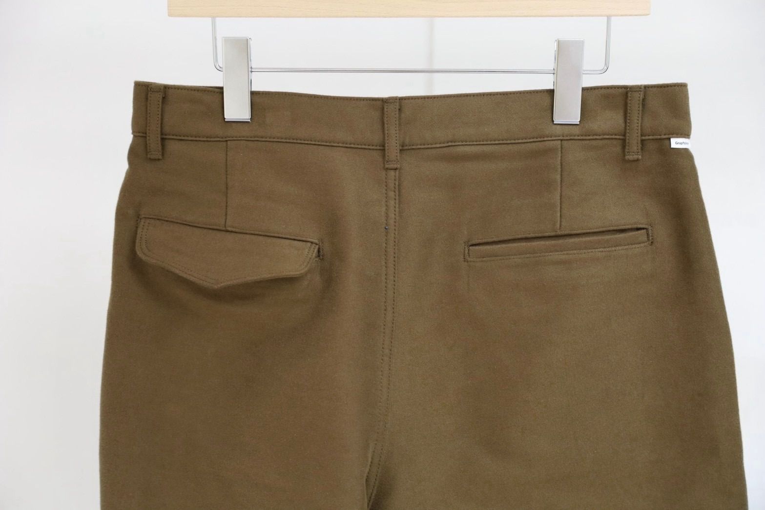 グラフペーパー Cotton Double Serge Two Tuck Tapered Pants(GM263-40451)BROWN