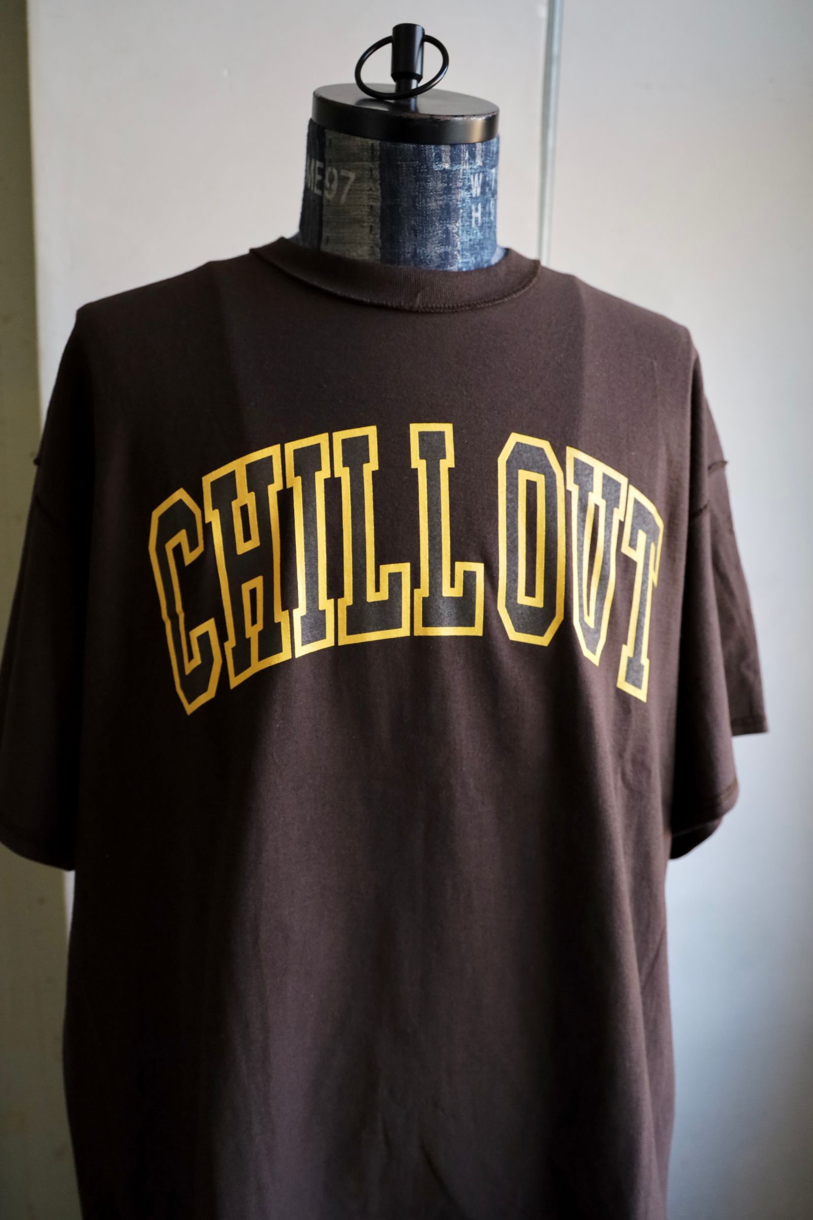 イズネスミュージック CHILL OUT T-SHIRT(IMP5_29_CHILLOUT5ST01)BROWN