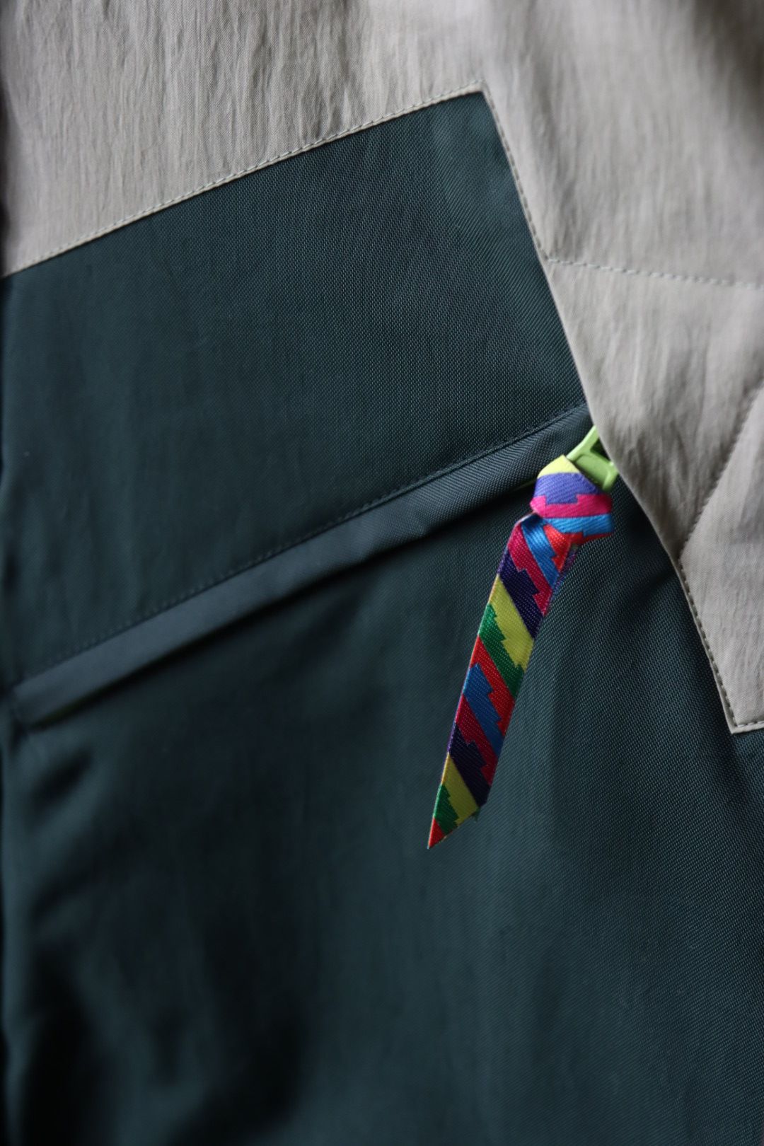 イズネス23SS マウンテンパーカー THM ANNAPURNA MOUNTAIN JACKET(1005SSJK01)GREEN x GREIGE
