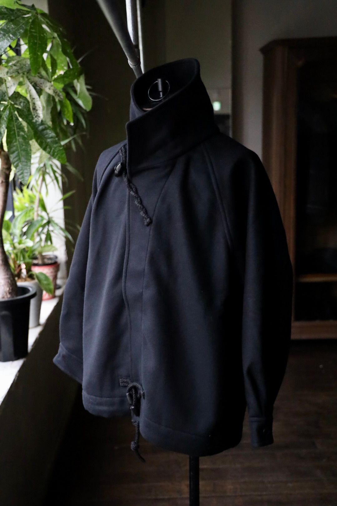 イズネス 25AW DUFFLE SMOCKS COAT (25AW_32_1007AWCOAT02)BLACK☆新作発売！