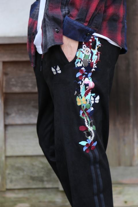 doublet CHAOS EMBROIDERY SUEDE TRACK PANTS "BLACK"style.2020.8.9.