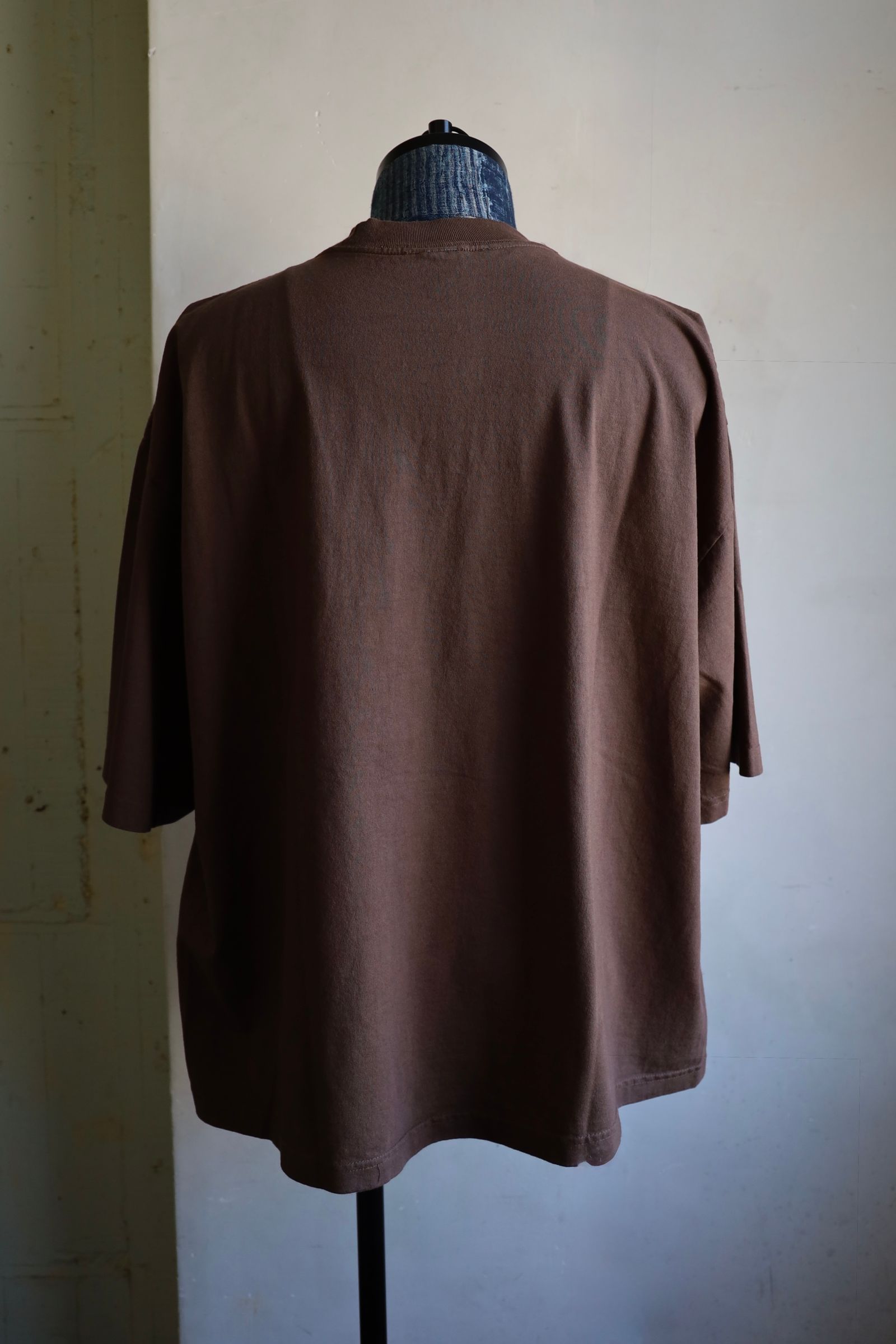 イズネスミュージック 25SS DISCO FLOCKY PRINT T-SHIRT(IMP5_12_FLDISCOT01)BROWN