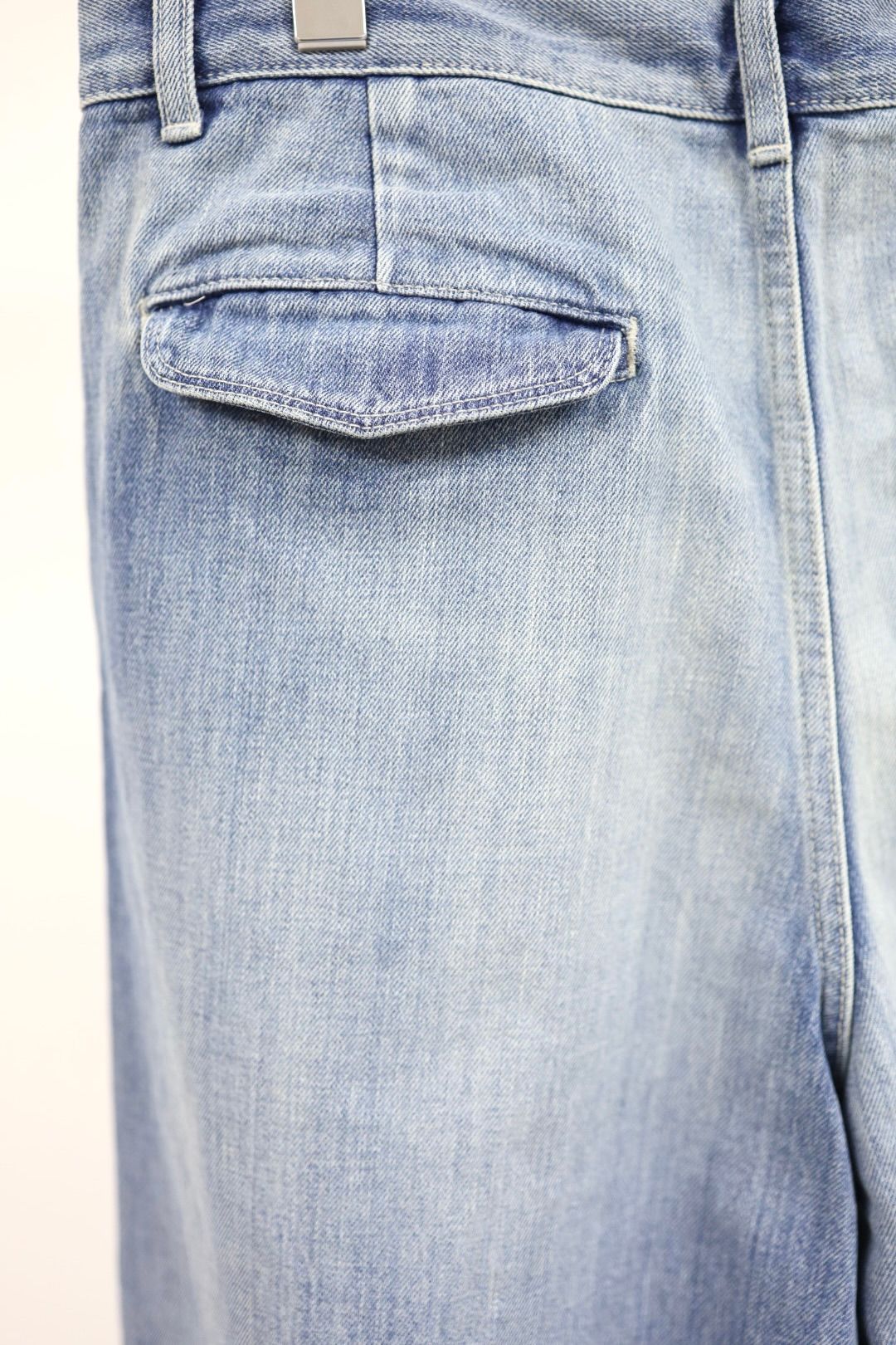 グラフペーパー Selvage Denim Two Tuck Pants(GU261-40061LB)INDIGO_LIGHT FADE