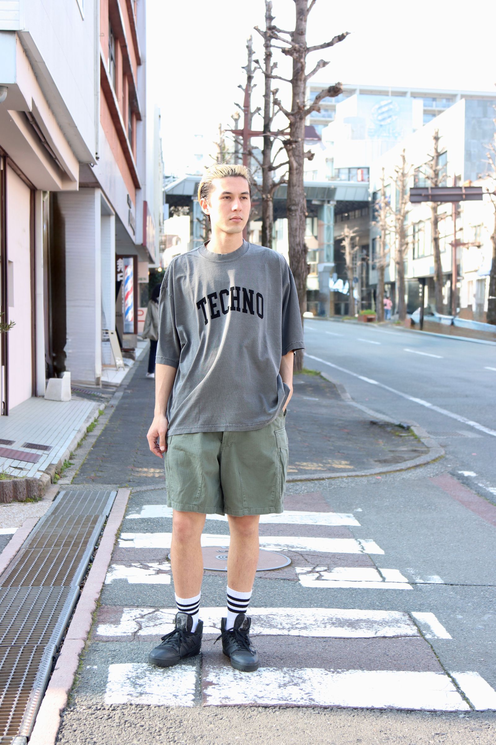 イズネスミュージック 25SS TECHNO FLOCKY PRINT T-SHIRT(IMP5_11_FLTECHNOT01)SUMI(CHARCOAL)