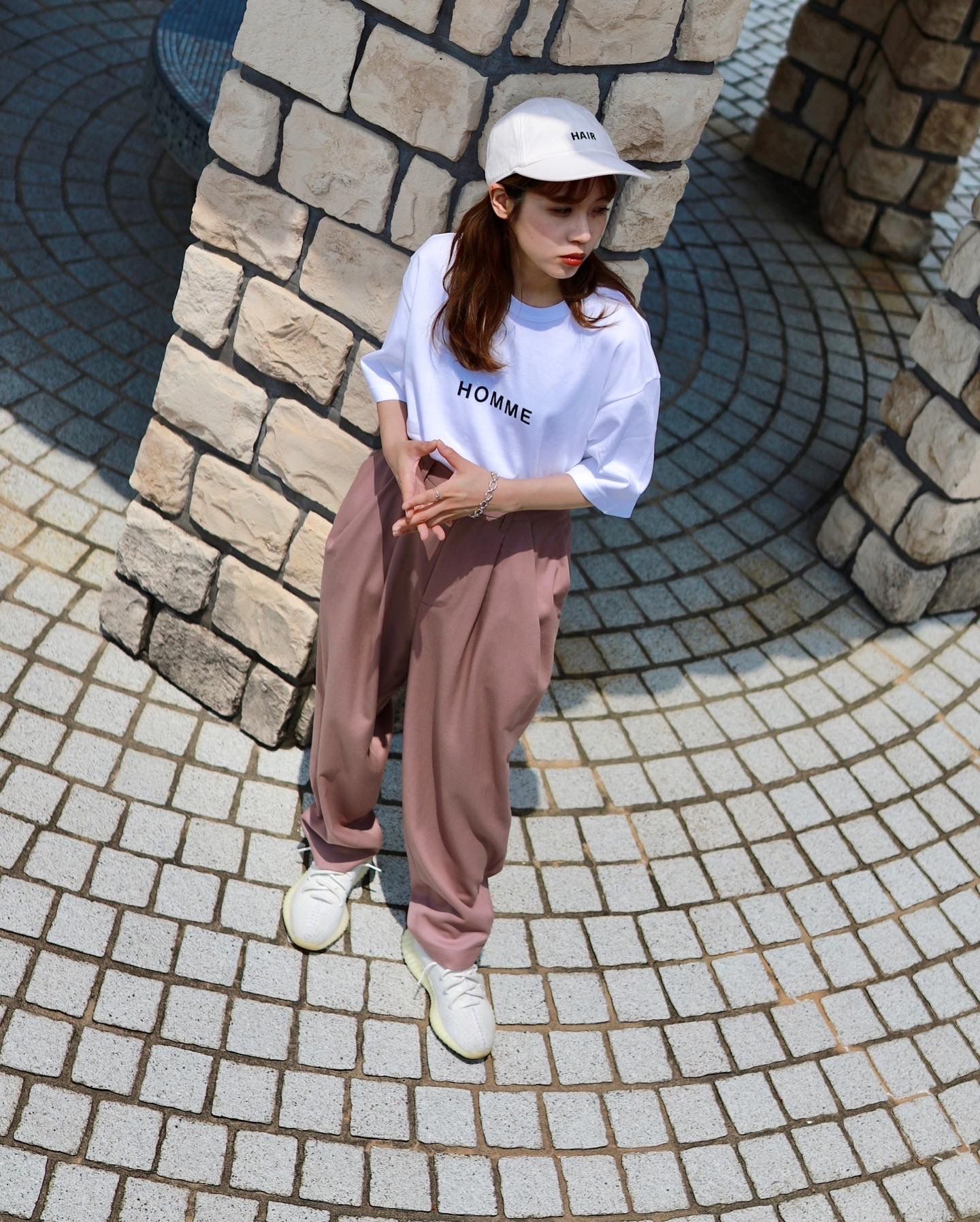 COMME des GARCONS HOMMEロゴプリントTシャツ"WHITE"スタイル