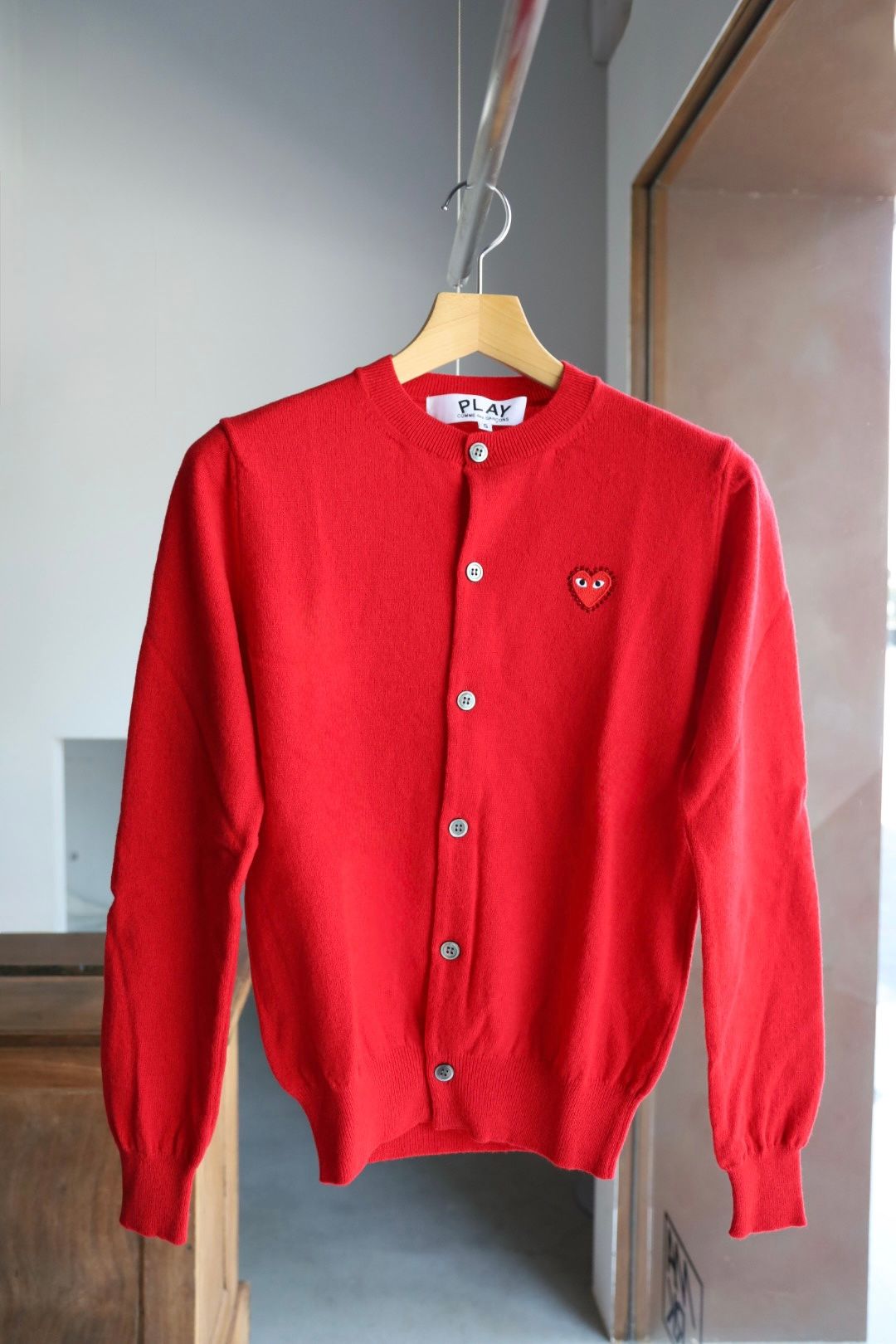 プレイコムデギャルソン ROUND NECK RHINESTONE CARDIGAN (RED/RED HEART)