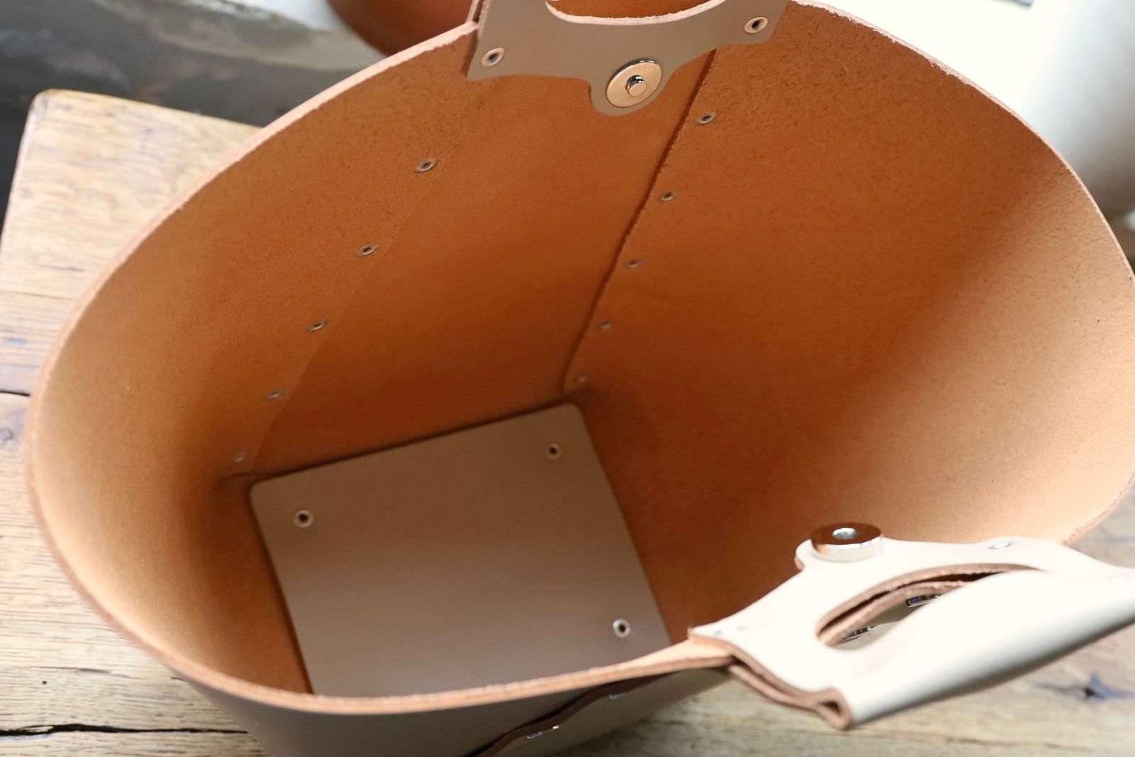 エンダースキーマ  ハンドルバッグ assemble pyramid bag M(vs-rb-apm)beige☆3月15日(土)12:00発売！