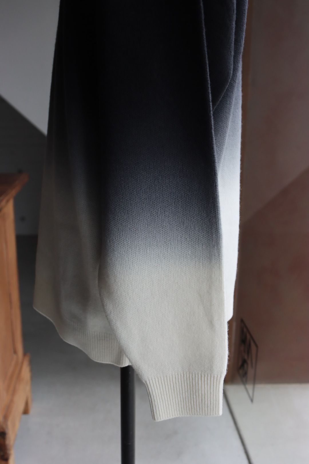 グラフペーパー 25AW Gradient Dyed Crewt Neck Knit(GU253-80492)BLACK☆9月27日(土)発売！