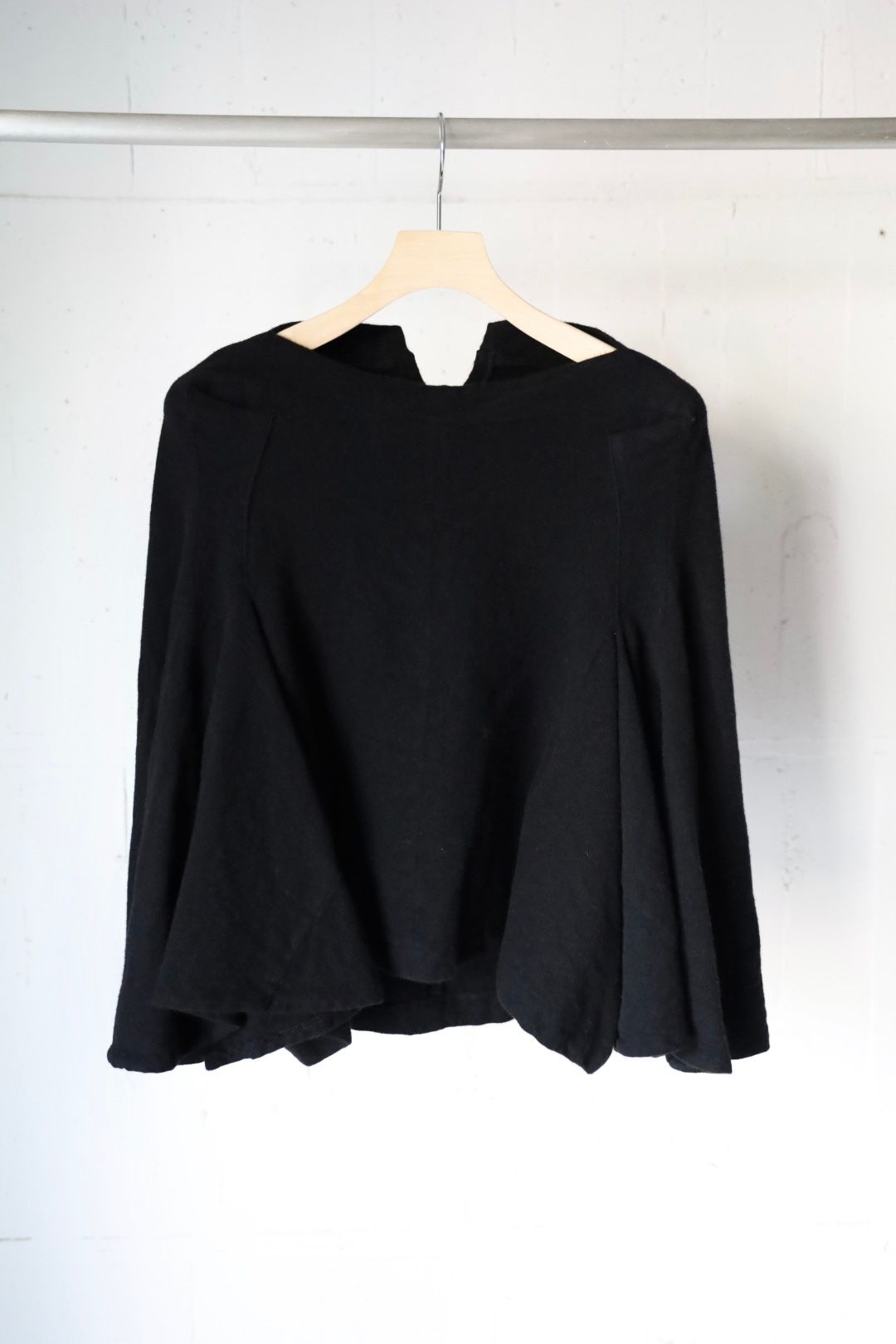 tao 26FW ウールツイル先染 製品縮絨ケープ (TR-B004-051-1)BLACK☆10月2日(金)発売！