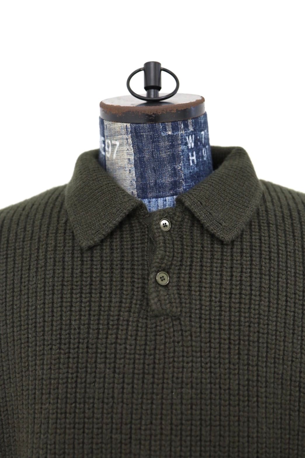 マーカウェア 26AW RIBBED POLO COLLAR JUMPER(A26C24SW02C)DARK OLIVE☆新作発売！