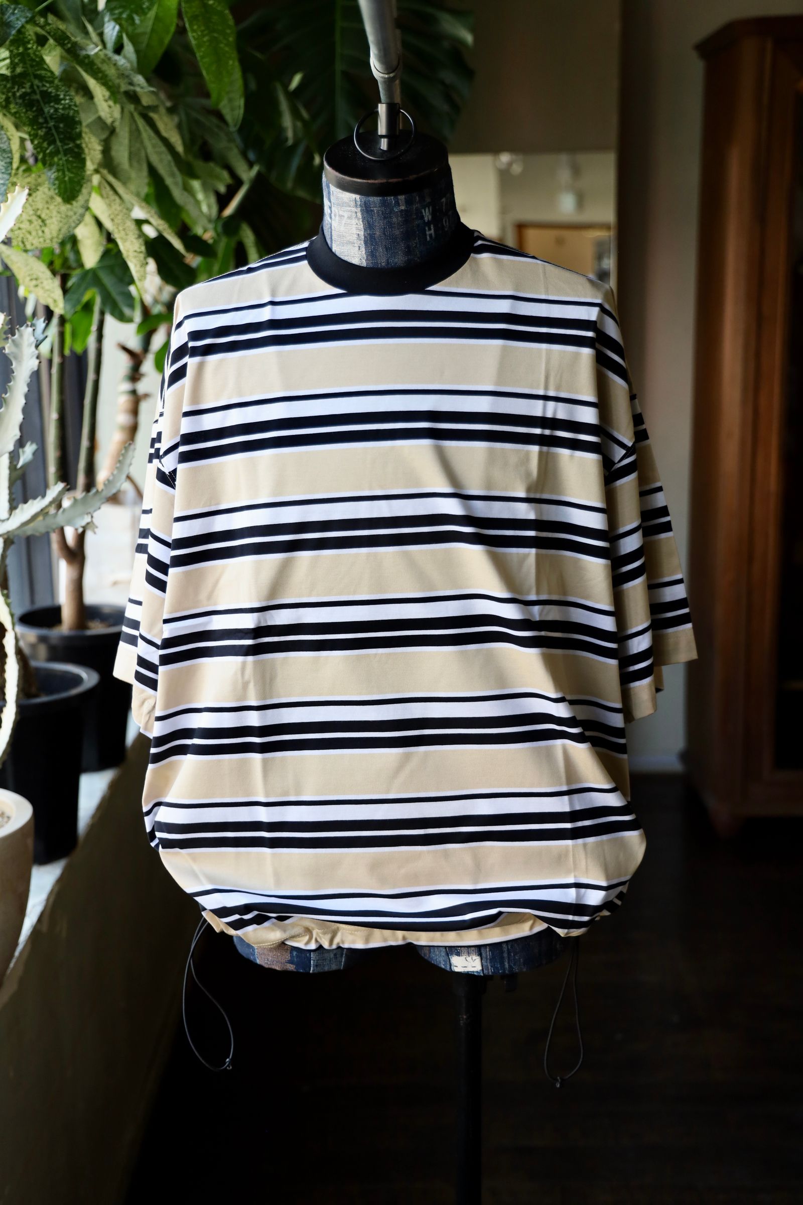 イズネス25SS BALLOON BORDER T-SHIRT(25SS_04_31SSSH05-2)BEIGE×WHITE×BLACK
