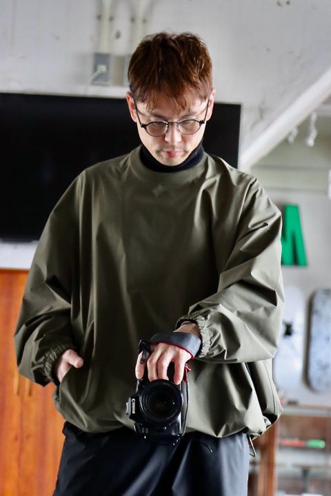 FreshService 22SS SOLOTEX TAFFETA CREW NECK PULLOVER"KHAKI"style.