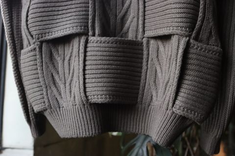YOKE CROSSING CABLE CREW NECK KNIT"GREIGE"style