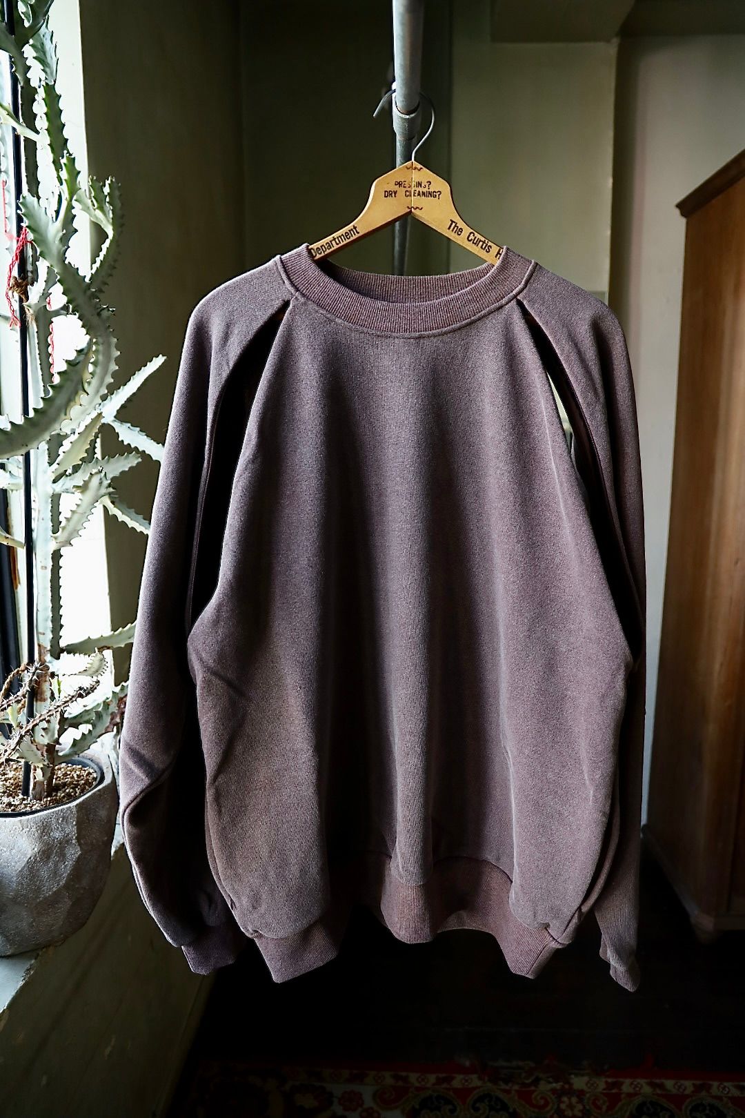 イズネス 26SS Ventilated Sweatshirt (26SS_13_1008SSSW01)BROWN☆新作発売！