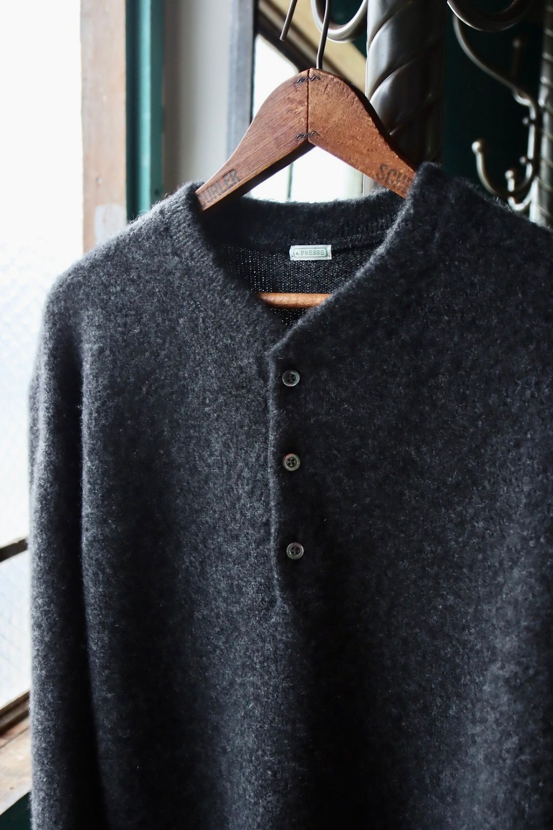 アプレッセ 2025 STYLE2 Cashmere Middle Gauge Henley Neck Sweater(25AAP-03-14)CHARCOAL