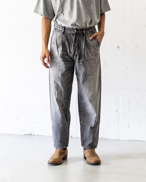 グラフペーパー Selvage Denim Two Tuck Tapered Pants(GU261-40060LB)BLACK_LIGHT FADE★1月24日(土)発売！
