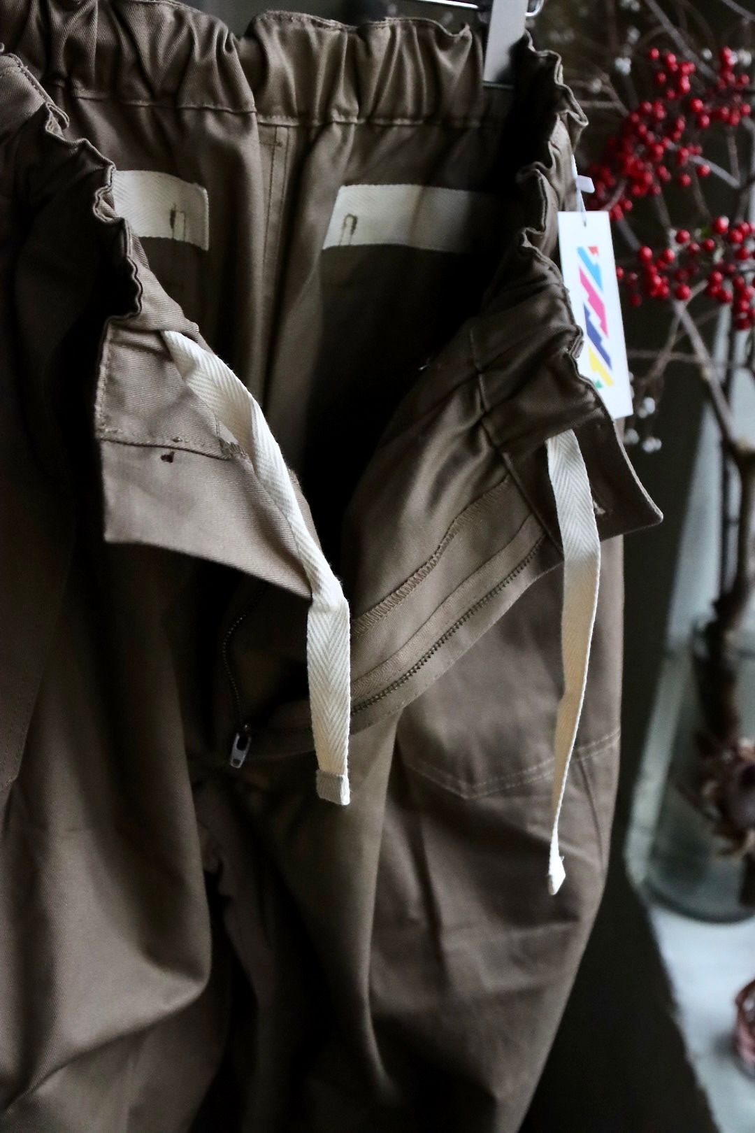 イズネス 24SSバルーンベイカーパンツBALLOON BALER PANTS (1006SSBALOONPT01)BEIGE