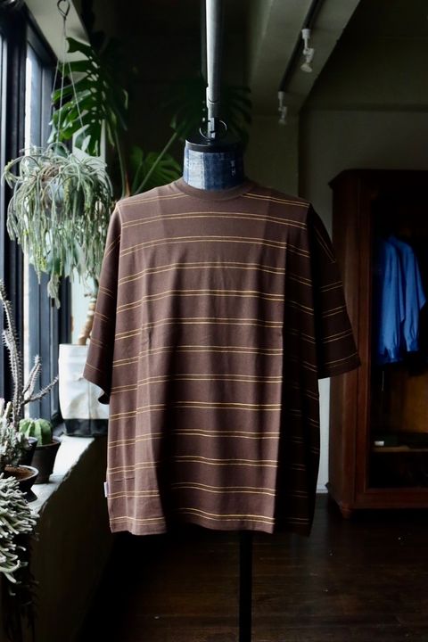 S.F.C 24SS エスエフシー DOUBLE WIDE SIDE STRIPE TEE(SFCSS24CS11)Brown×Yellow