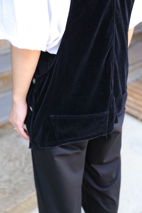 doublet CUT OFF VELVET VEST(21AW09VE13) style. 2021.07.25.