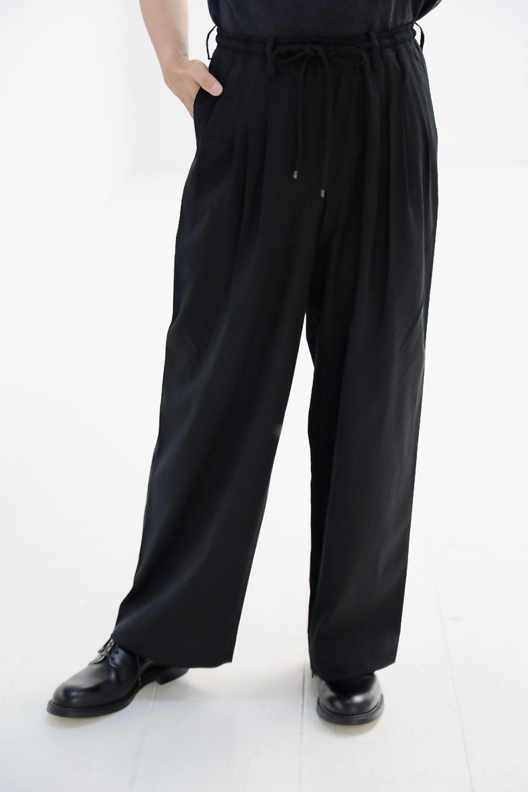 マーカウェア 26SS  60/2オーガニック強燃ボイル3/2ツイル / トリプルプリーテッドイージートラウザーズ(A26A16PT02C) Black☆新作発売！