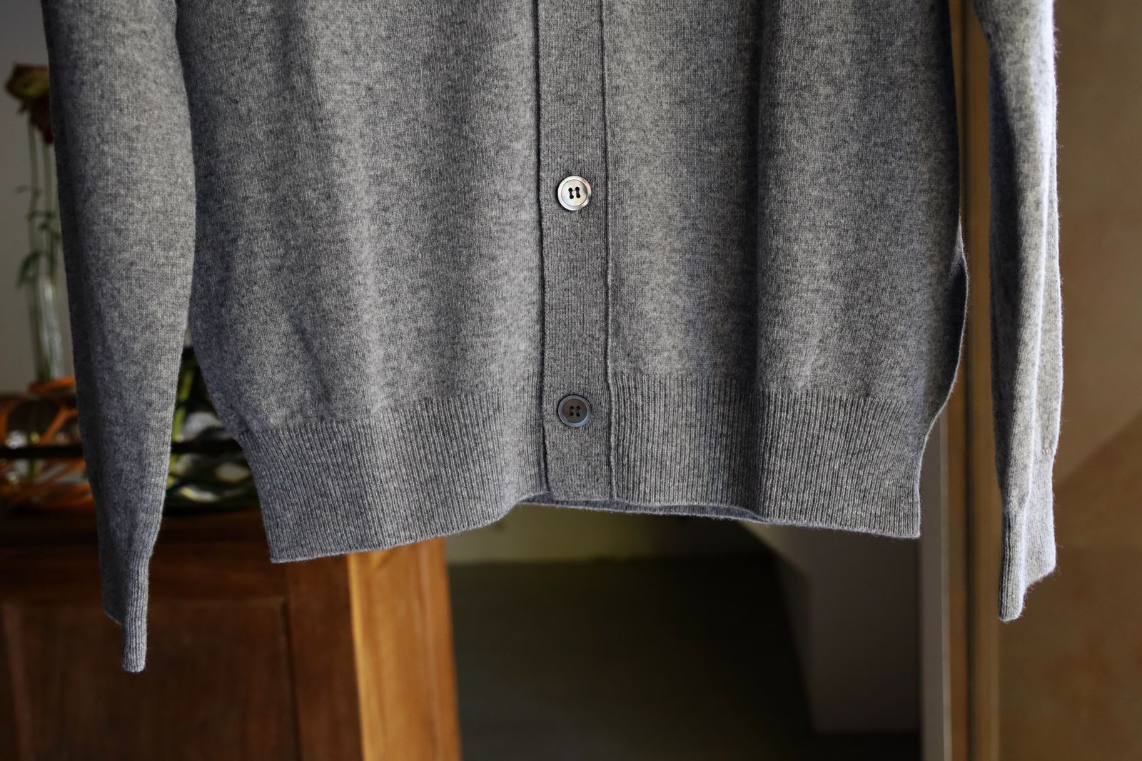 プレイコムデギャルソン V-NECK CARDIGAN (GRAY/BLACK HEART)