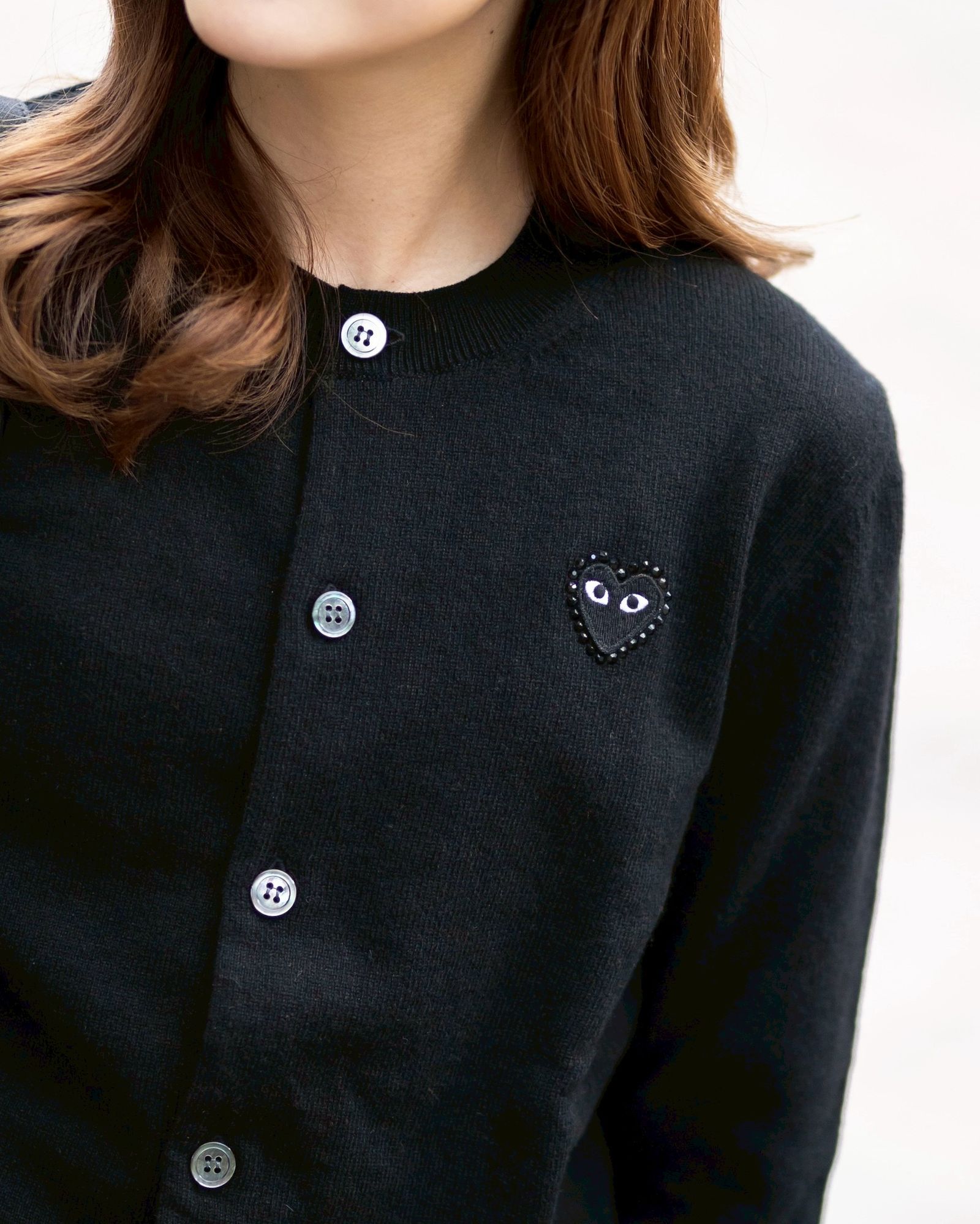 プレイコムデギャルソン ROUND NECK RHINESTONE CARDIGAN (BLACK/BLACK HEART)