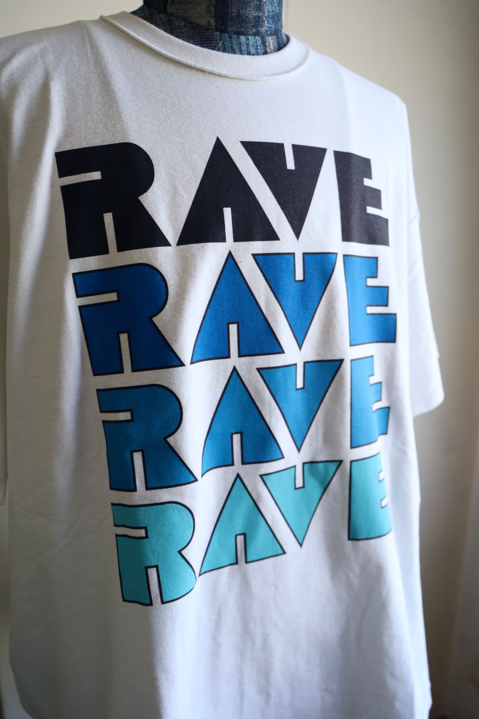 イズネスミュージック 25SS RAVE T-SHIRT(IMP5_23_RAVE5ST01)WHITE