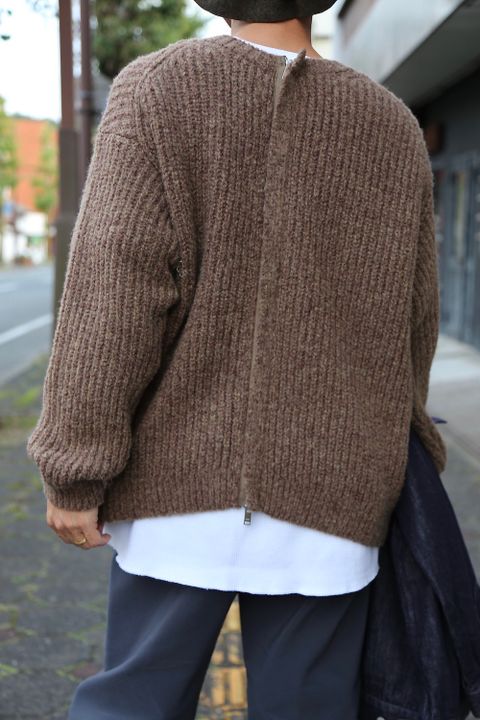 YOKE 3G BACK ZIP RIB CREW NECK"BEIGE"style.9.23.