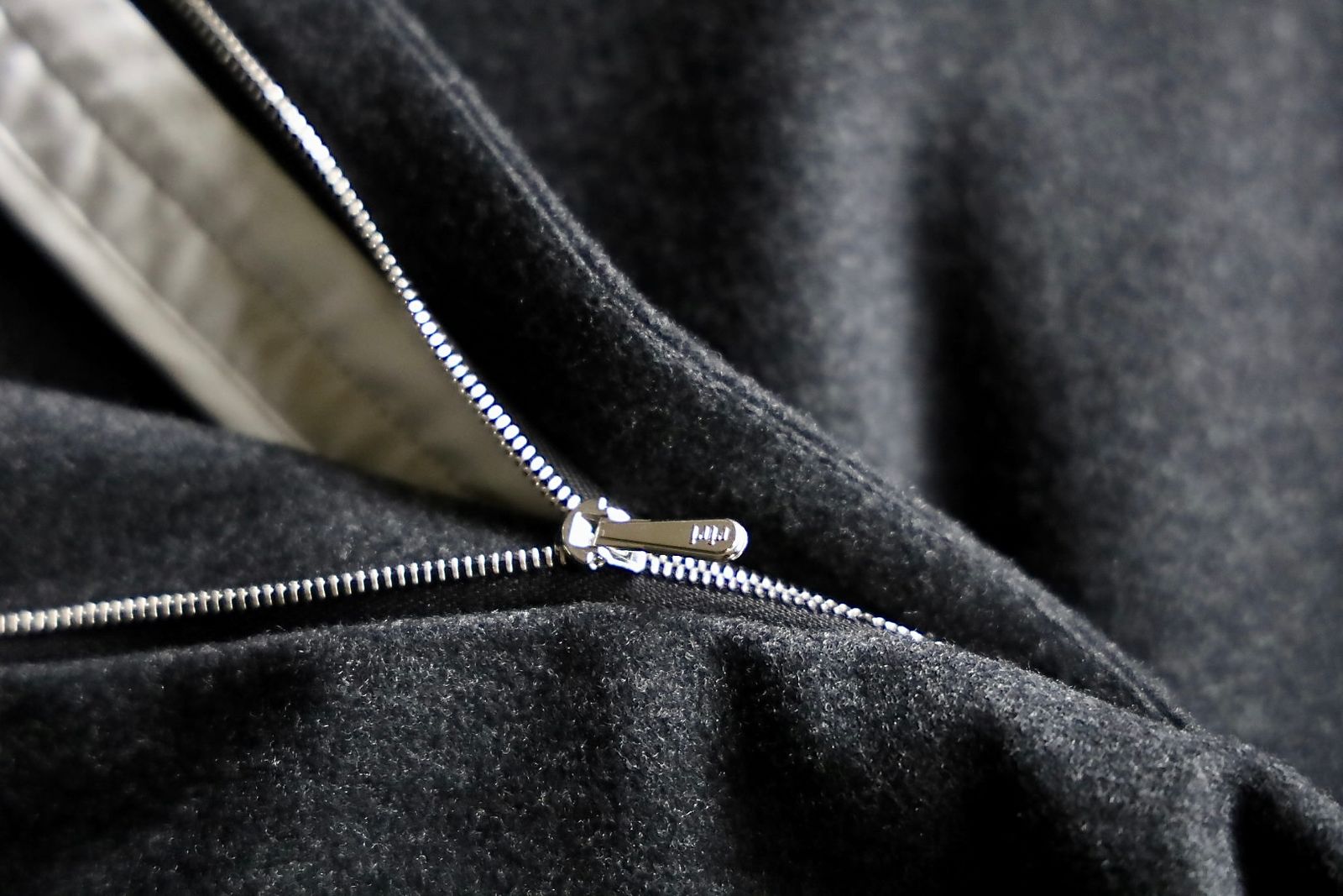 アプレッセ 2025 STYLE2  Wool Flannel Wide Trousers(25AAP-04-14)CHARCOAL☆9月13日(土)発売！