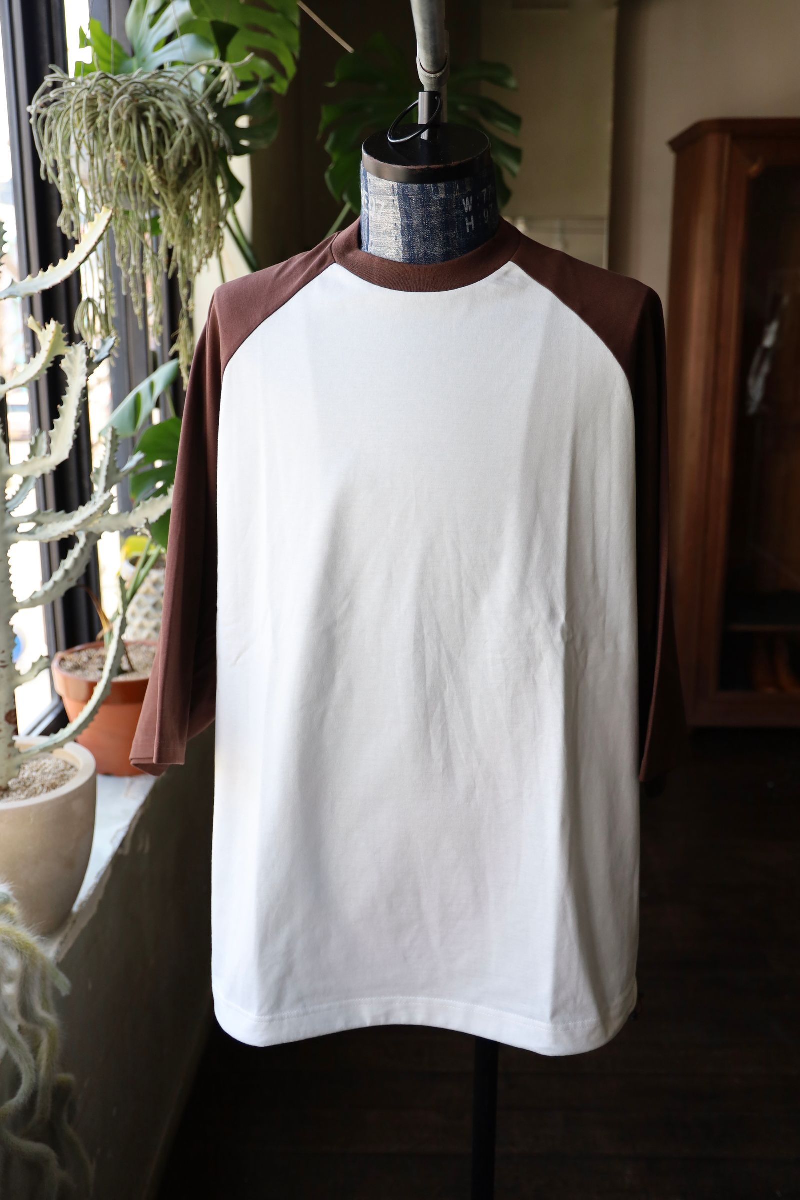 イズネス25SS BALLOON RAGLAN SLEEVE T-SHIRT(1007SSCST01)OFF WHITE×BROWN