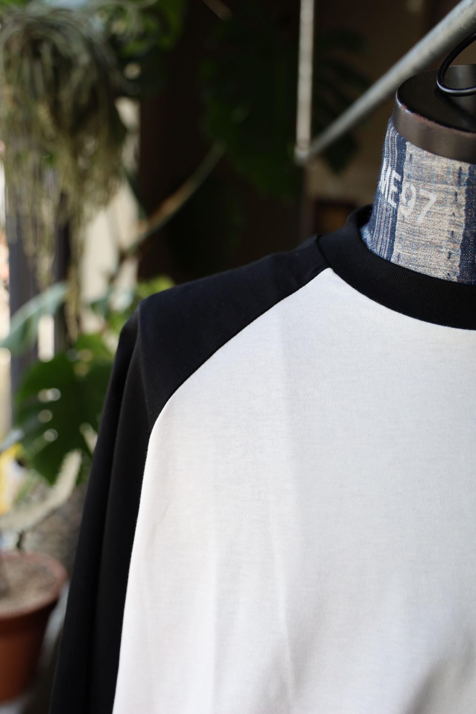 イズネス25SS BALLOON RAGLAN SLEEVE T-SHIRT(1007SSCST01)OFF WHITE×BLACK