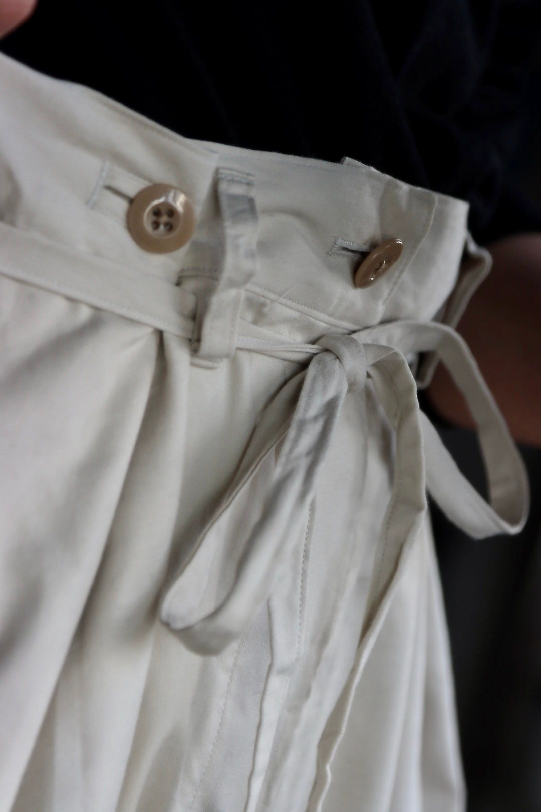 blurhms Selvage Twill Button Tuck Easy Pantsスタイル