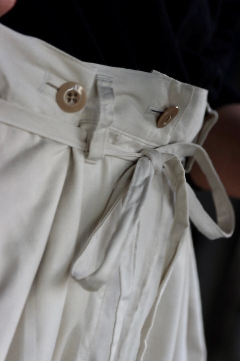 blurhms Selvage Twill Button Tuck Easy Pantsスタイル