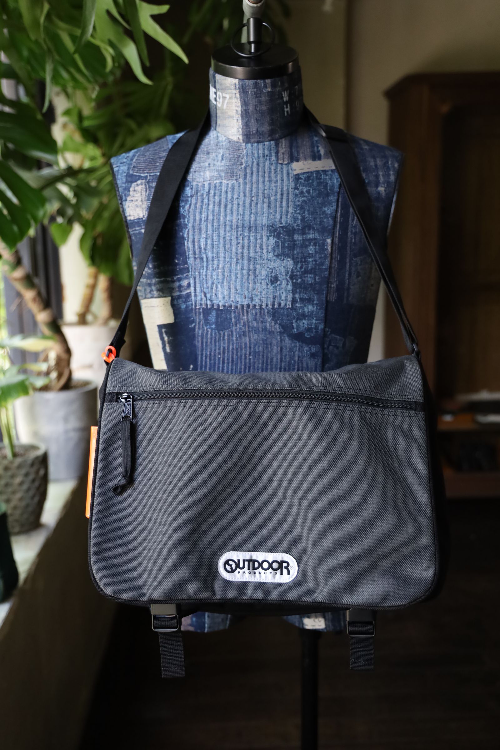 セダンオールパーパス FW24 OUTDOOR PRODUCTS® / NIMBUS Shoulder Carry-All(SD24F-BG01)Charcoal☆9月7日(土)発売！