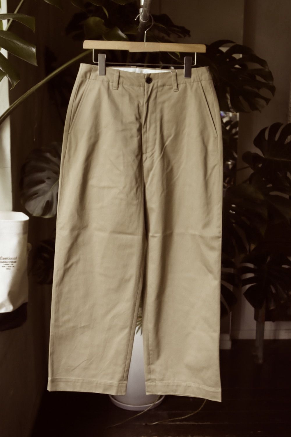 NO TUCK WIDE CHINO TROUSERS | mark
