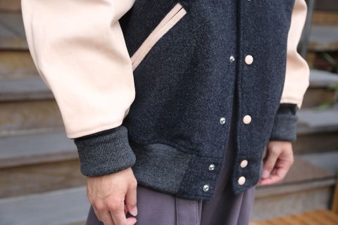 Hender Scheme stadium jumper charcoal/natural Style.2020.8.11.