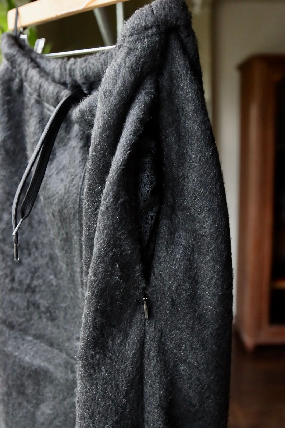 blurhms ブラームスPe/Silk Fleece Track Pants(BHS24F030F25)HEATHER BLACK☆新作発売！