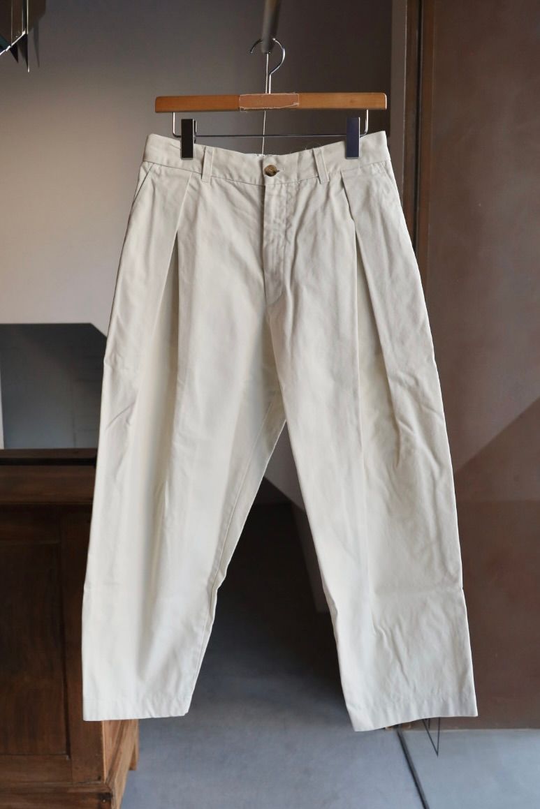 イズネス 25AW TWILL TUCK TROUSERS(25AW_20_2020AWPT06-O)OFF WHITE☆新作発売！