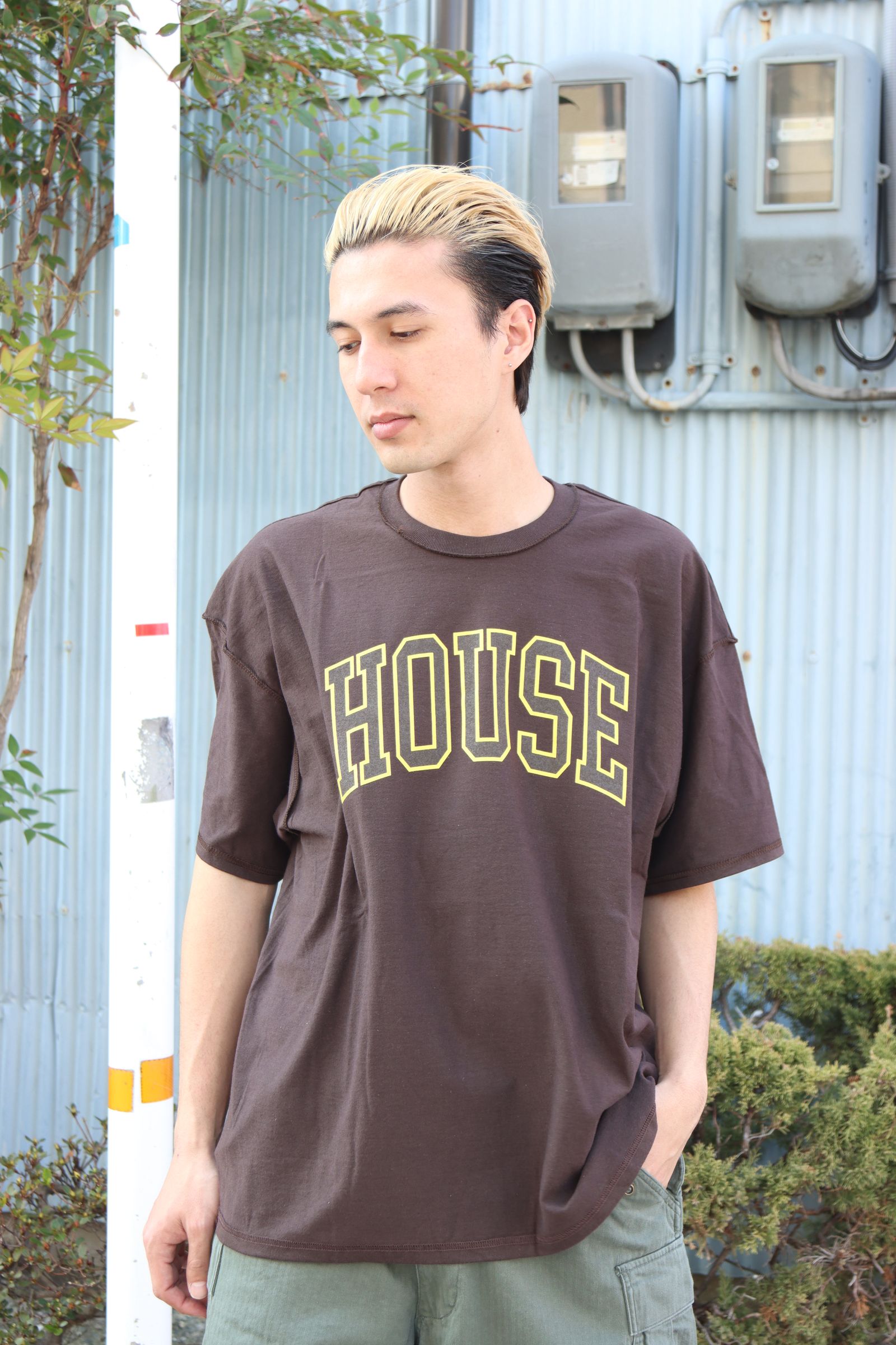 イズネスミュージック 25SS HOUSE T-SHIRT(IMP5_26_HOUSE5ST01)BROWN