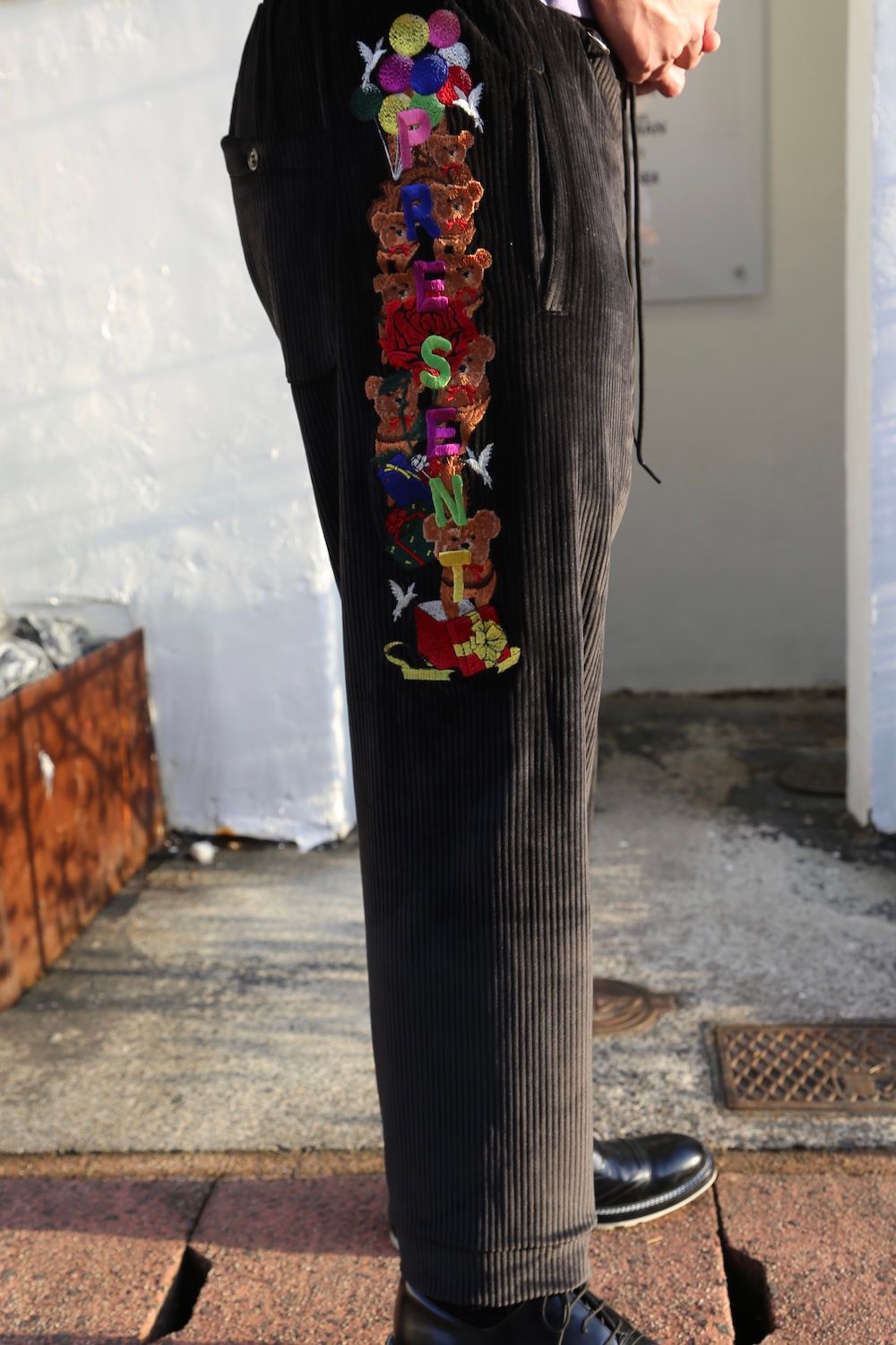 CHAOS EMBROIDERY COMFY HOODIE(21SS24BL118) style.2021.1.16.